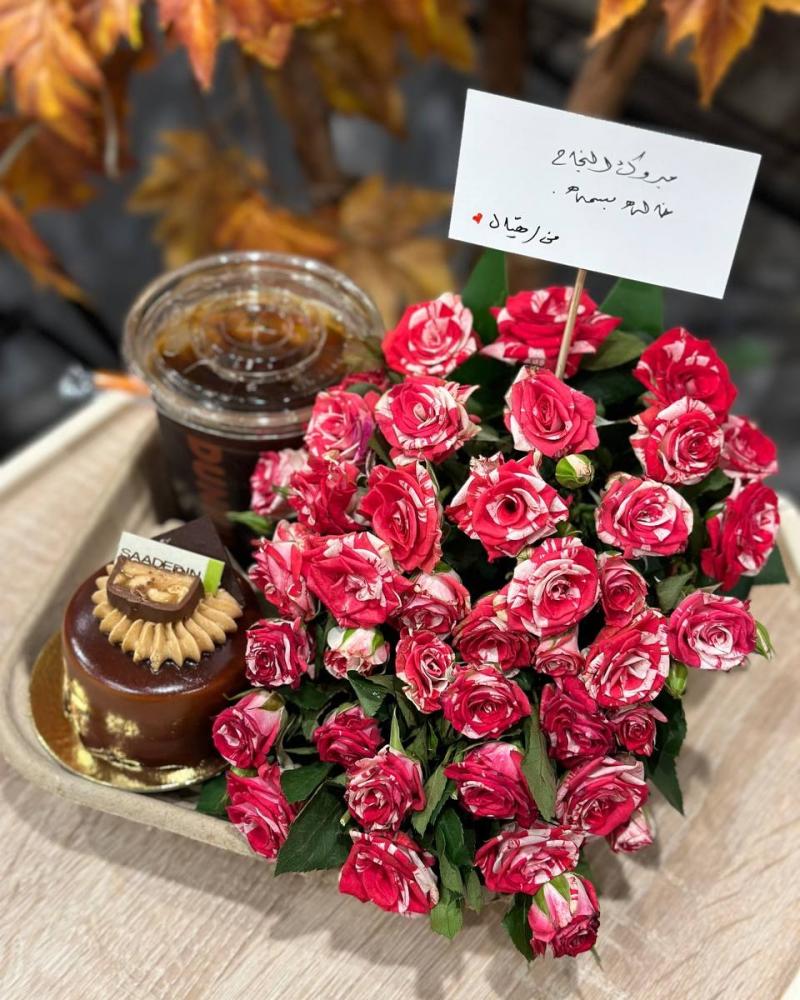 ورد بيبي روز +ميني كيك مع كوب قهوة