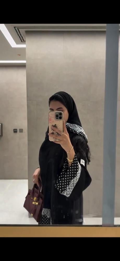 عباية منقطة بتصميم أنيق يجمع بين البساطة والرقي