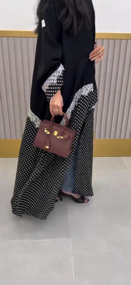 عباية منقطة بتفاصيل راقية تضفي لمسة أنثوية مميزة