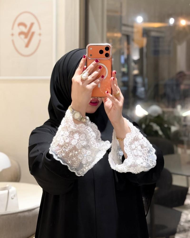 عباية لورا