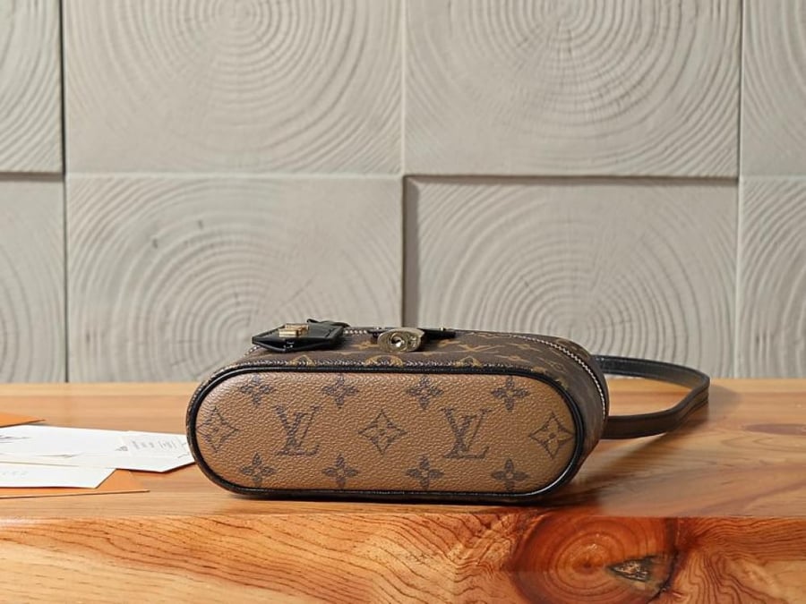 حقيبه Lv