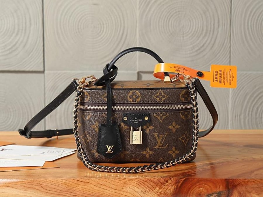 حقيبه Lv