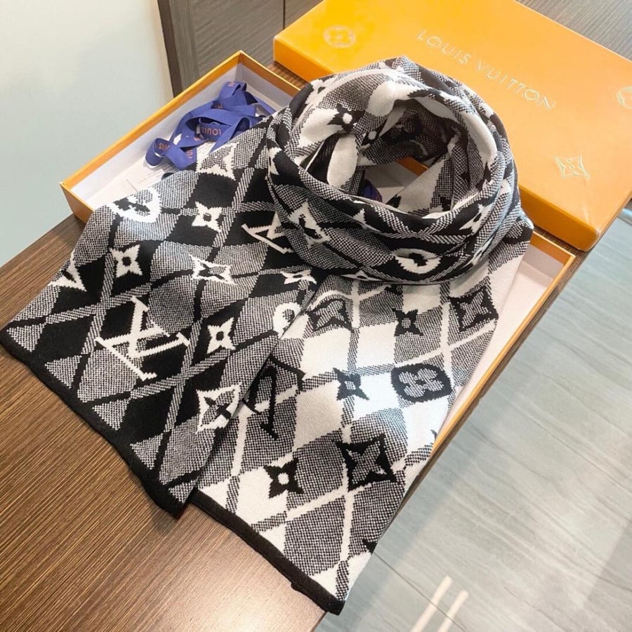 سكارف LV