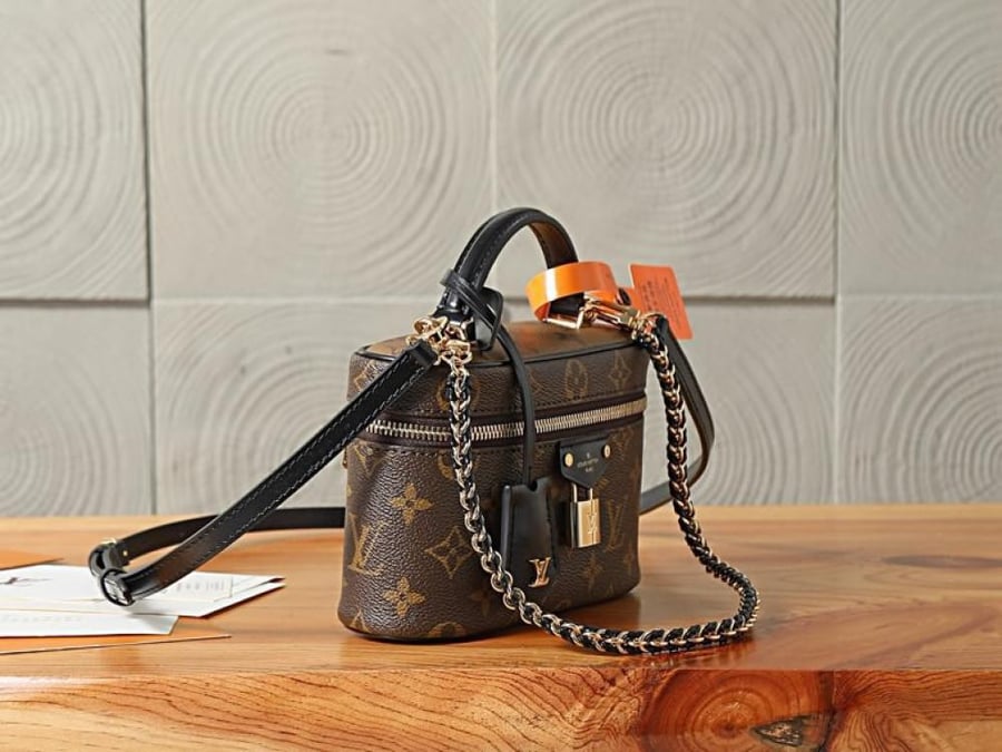 حقيبه Lv