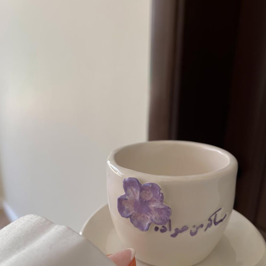 كوب اسبريسو وصحن ورده