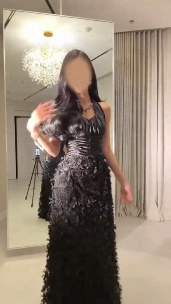 فستان سهره المزين بالورود البارزه