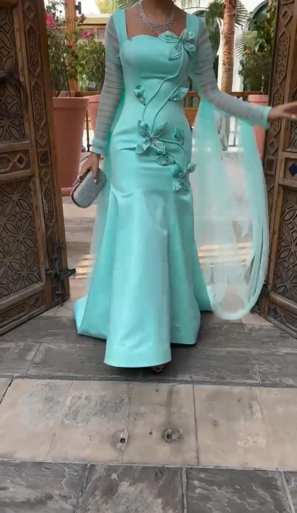 فستان سهره المزين بالورود البارزه المطرزه