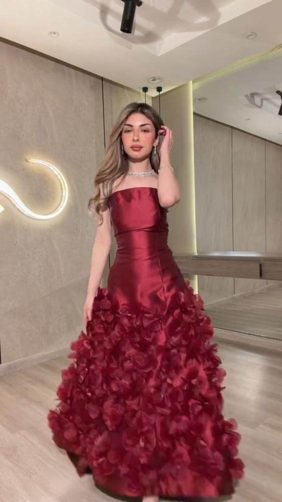 فستان سهره ميكادو المزين بالورود البارزه