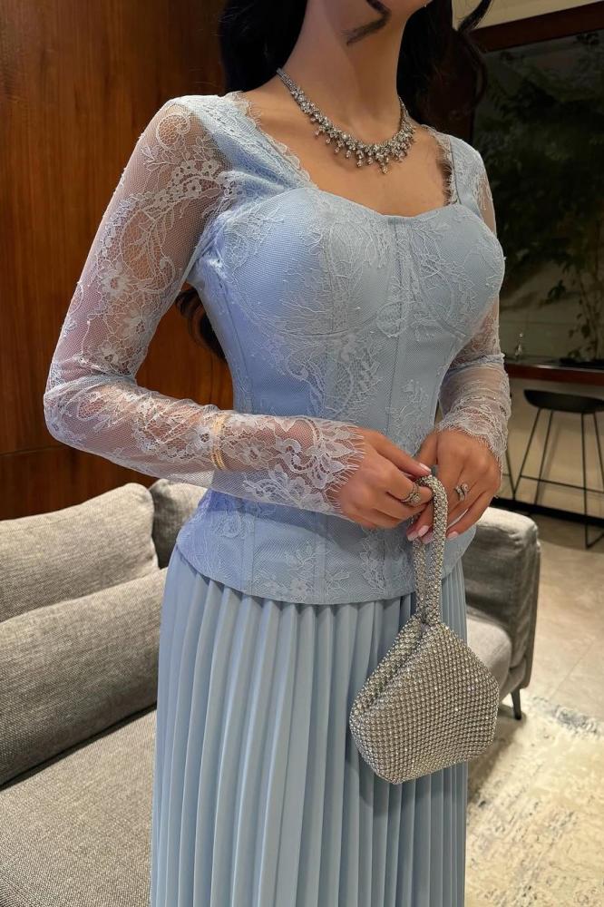 فستان باربي المزين بالكسرات بوليسيه ودانتيل