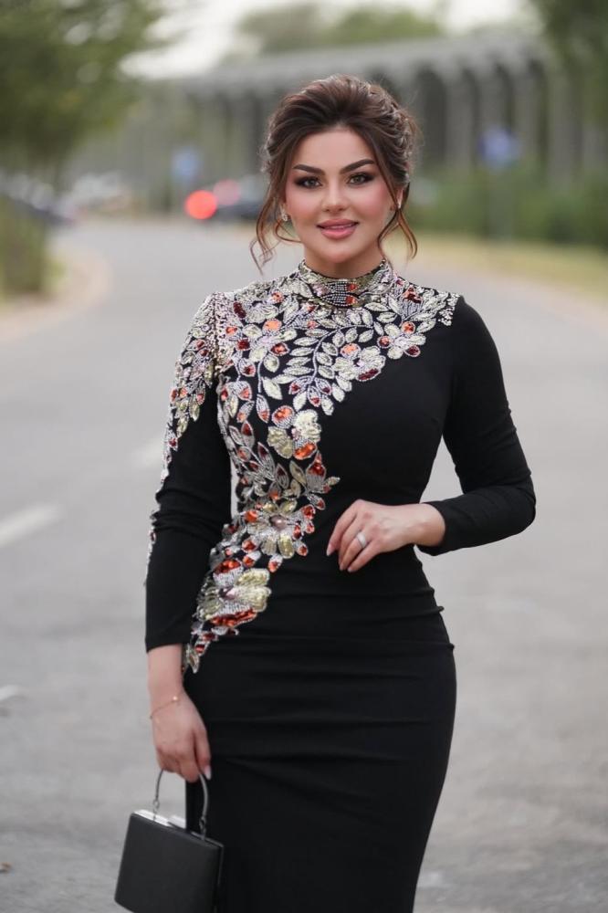 فستان لكرا كريب استرتش المزين بالتطريز اليدوي الفخم