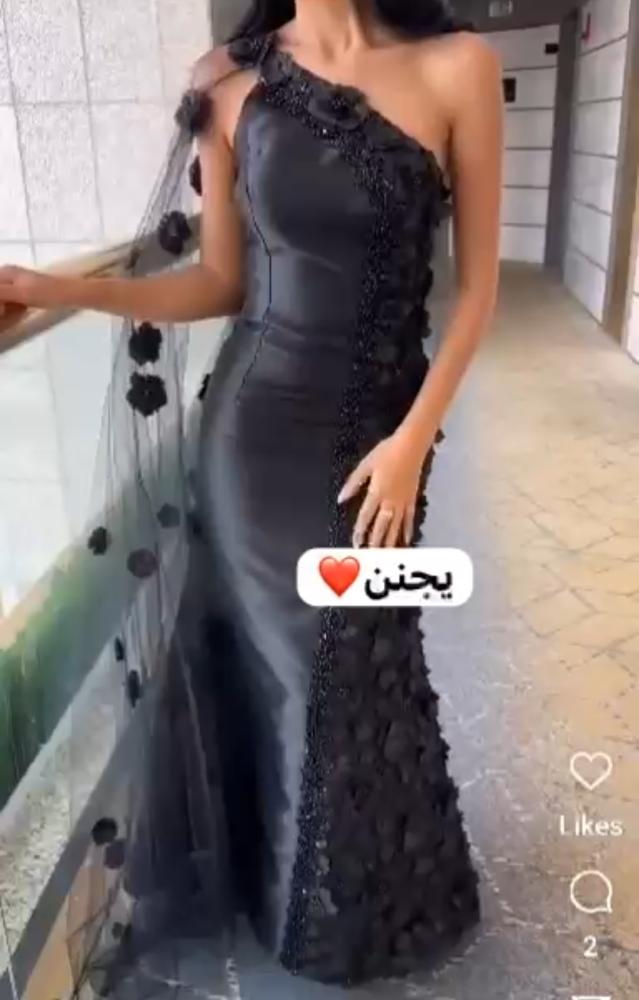 فستان ميكادو   المزين بالورود البارزه وشريط كرستال والتل المزين بالورود