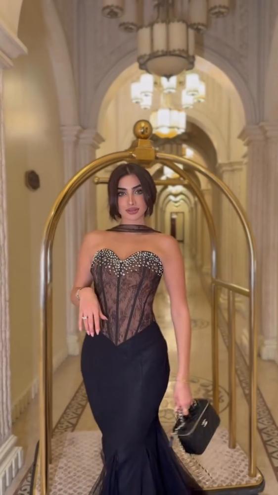فستان سهر باربي وتل صدر دانتيل مبطن مزين بالتطريز