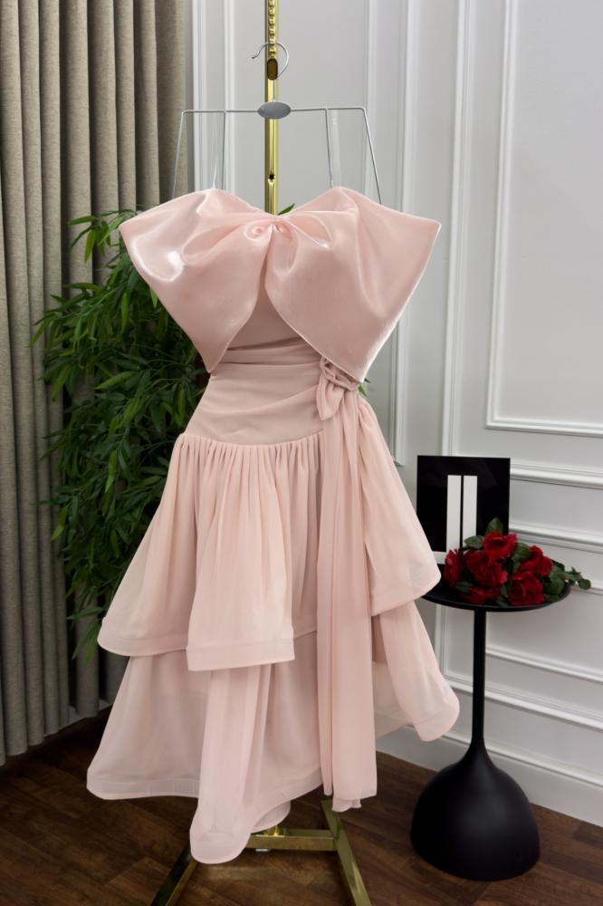Short chiffon georgette and organdie dress decorated with sequins and layers in an elegant and distinctive way