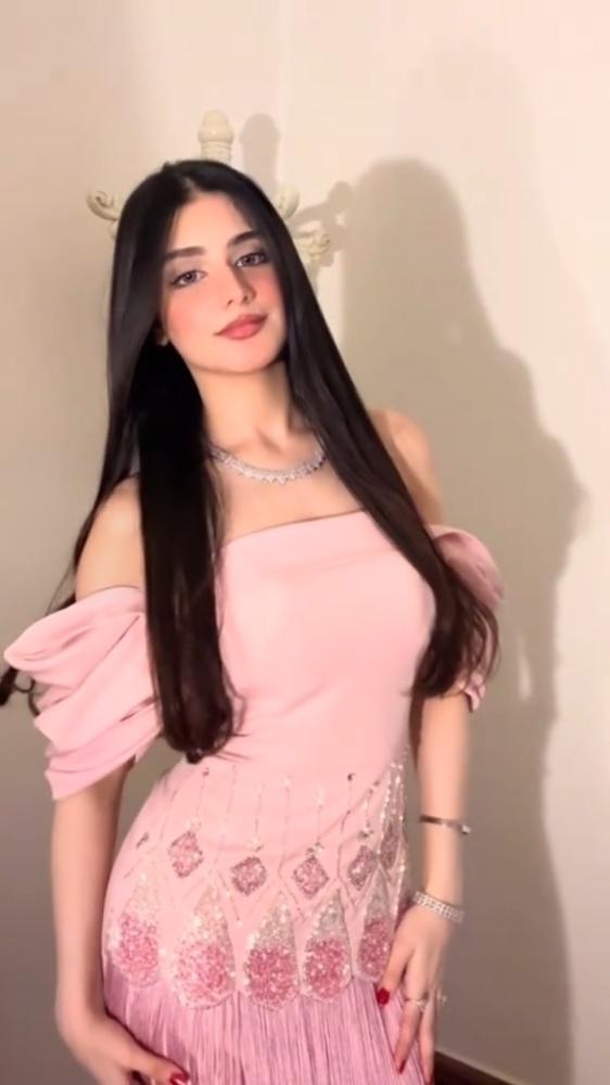 فستان باربي المزين بالتطريز اليدوي مزين بالهدب