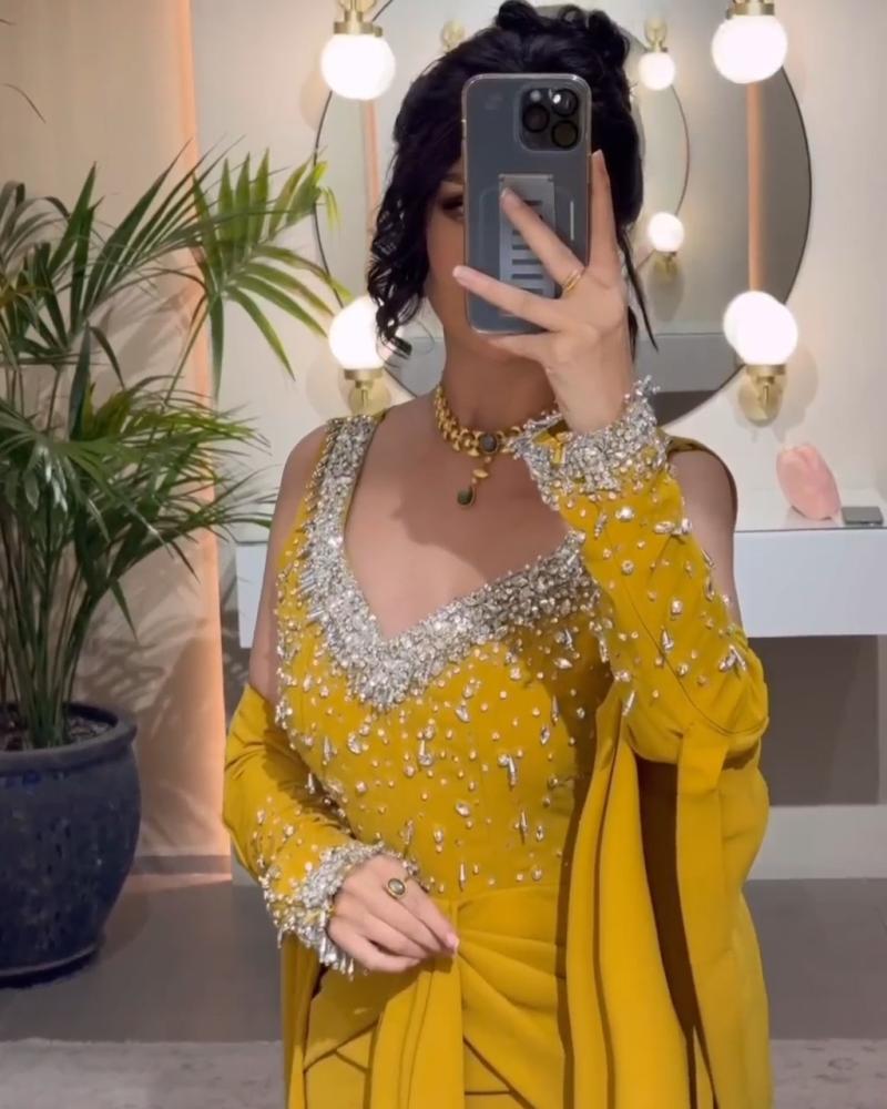 فستان كريب استرتش المزين بالتطريز اليدوي