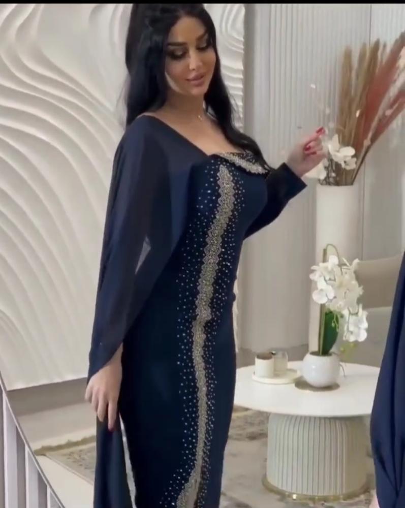 فستان لكرا كريب المزين بالتطريز والفصوص