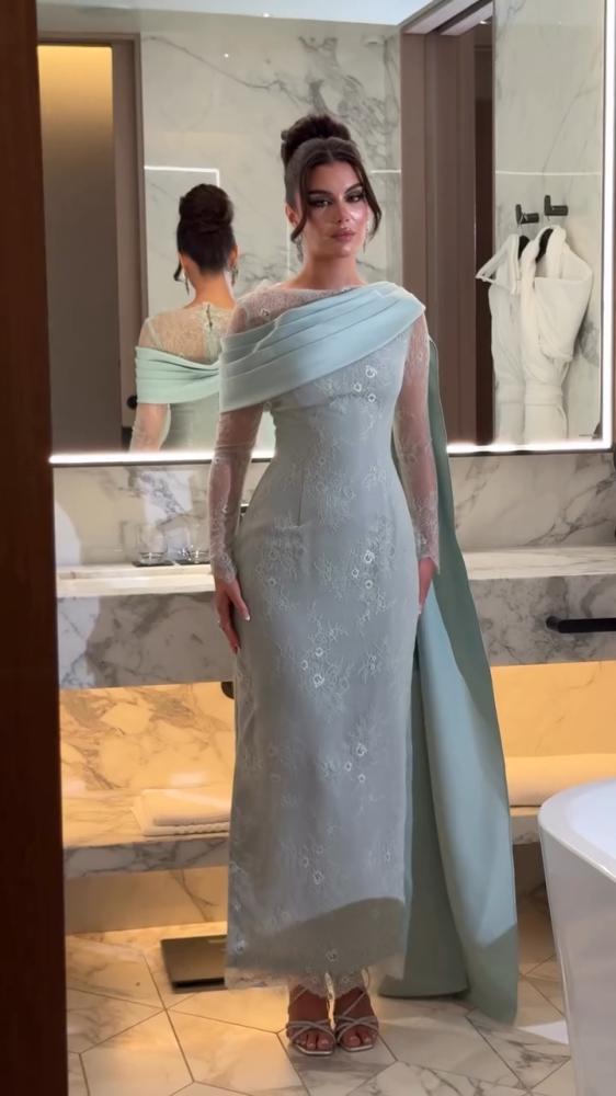 Barbie dress with lace and tulle, a distinguished elegant story
