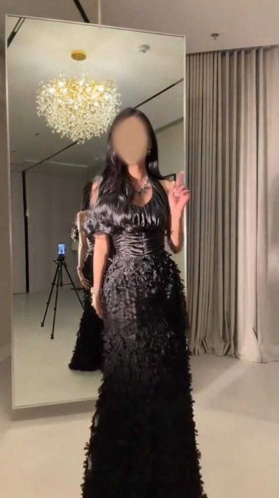 فستان سهره المزين بالورود البارزه