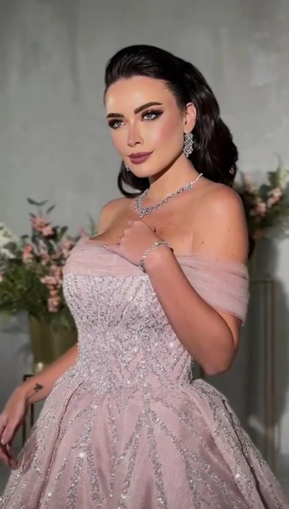 فستان ميكادو دبل كلوش المزين بالتطريز اليدوي بكثافه وبشكل مثالي