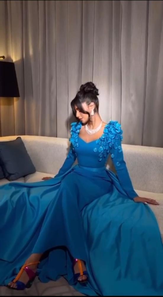 فستان سهره المزين بالورود البارزه