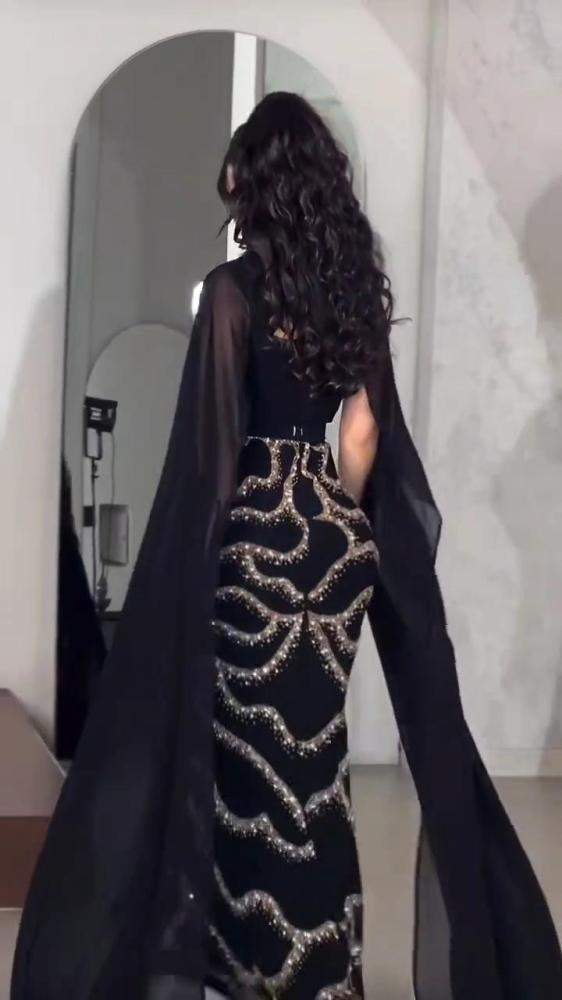 فستان لكرا كريب وشيفون جورجيت المزين بالتطريز اليدوي الفخم