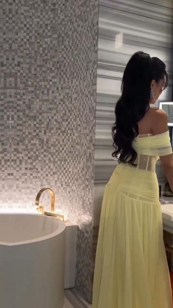 فستان شيفون جورجيت مزين بالكسرات كورسيه ودانتيل