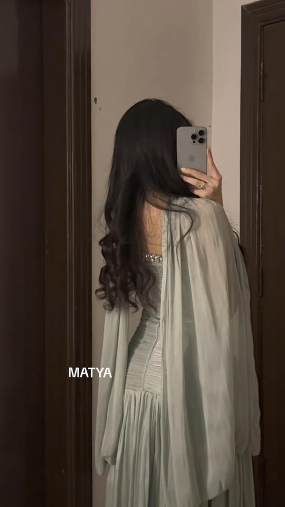 فستان سهره الخامه كرنكر مزين بالكسرات بشكل انيق ومتناسق اكسسوار زاركون