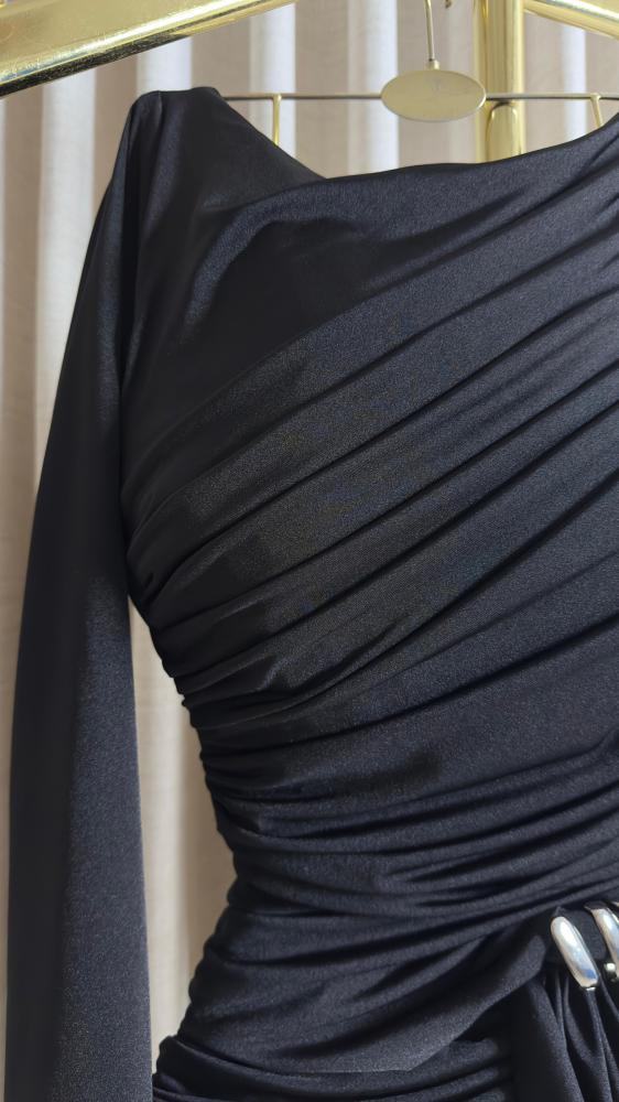 فستان سهره ناعم بيزو استرتش بطانه باربي مزين بالكسرات