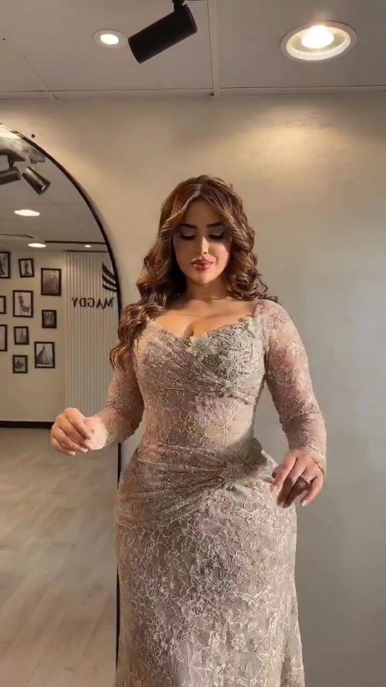 فستان سهره دانتيل المزين  بالتطريز اليدوي