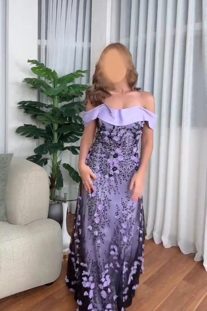 فستان باربي وتل مزين بالتطريز والورود البارزه