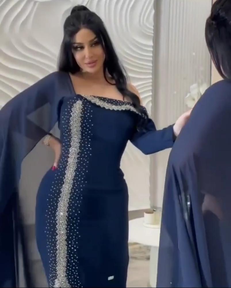 فستان لكرا كريب المزين بالتطريز والفصوص