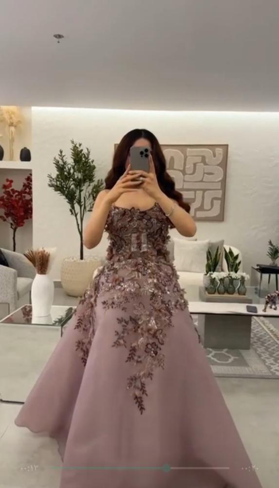 فستان سهره اورجنزاء المزين بالورود بشكل انيق ومثالي