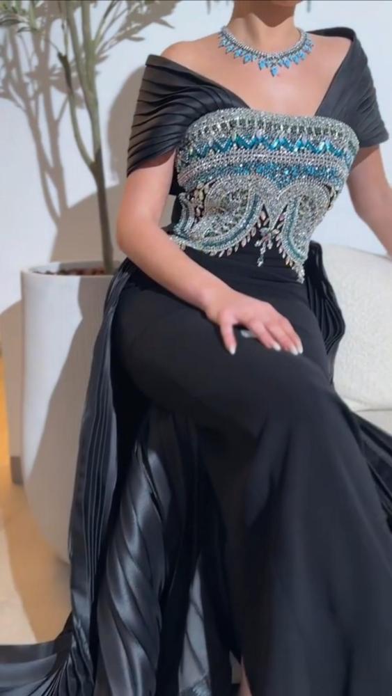فستان سهره المزين بالكلفه اليدوي الانيقه  والذيل المكسر