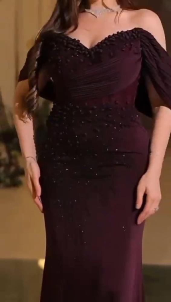 Feteet dress, shiny, decorated with hand embroidery, chiffon Georgite sleeves