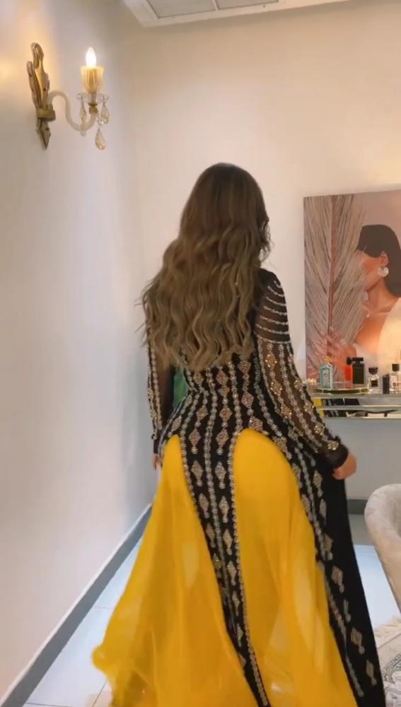 فستان لكرا بأكمام طويله المزين بالفصوص واللول