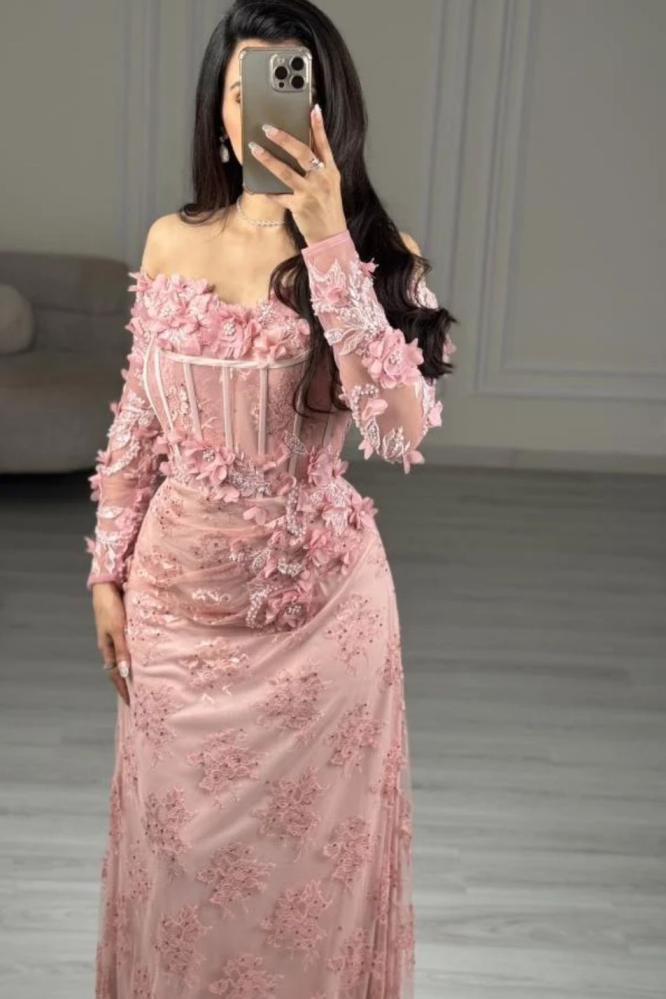 فستان سهره دانتيل المزين بالكلفه ورود مزينه بالتطريز فصوص  بالورود