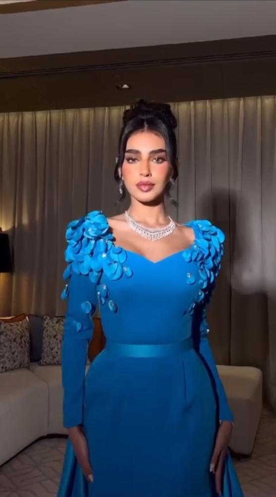 فستان سهره المزين بالورود البارزه