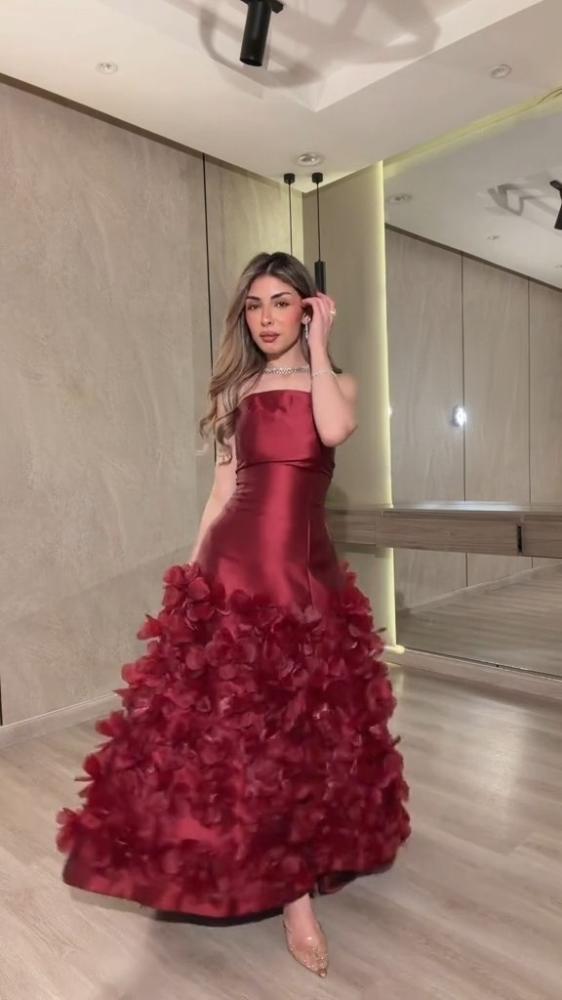 فستان سهره ميكادو المزين بالورود البارزه