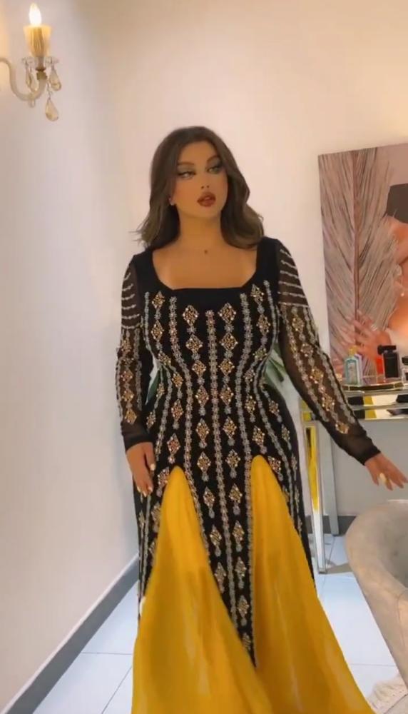 فستان لكرا بأكمام طويله المزين بالفصوص واللول