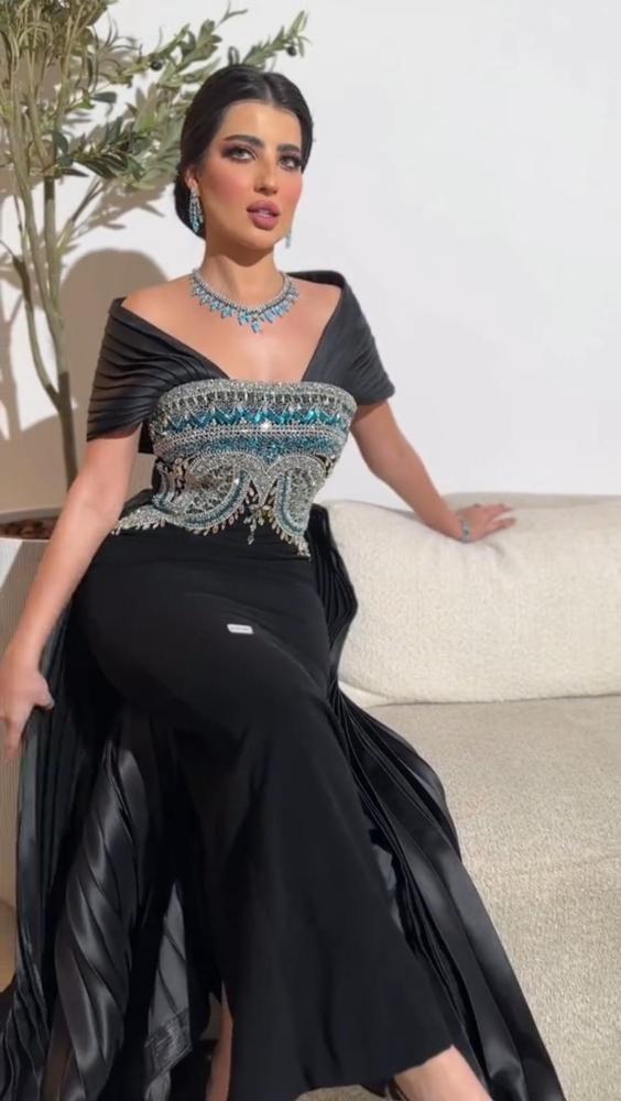 فستان سهره المزين بالكلفه اليدوي الانيقه  والذيل المكسر