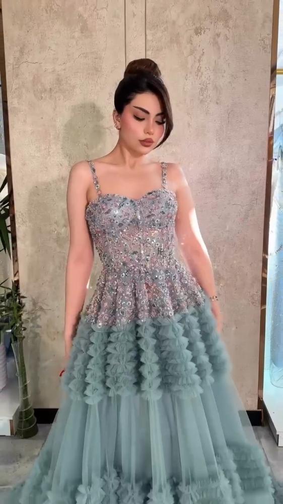 فستان سهره كلفه خرز وتل المزين بالطبقات
