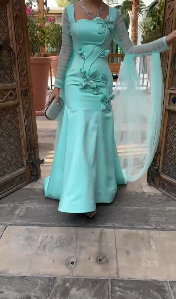 فستان سهره المزين بالورود البارزه المطرزه