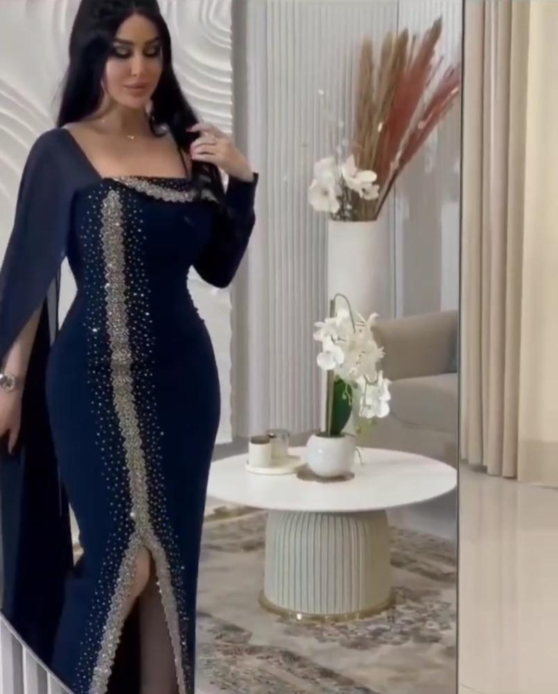 فستان لكرا كريب المزين بالتطريز والفصوص