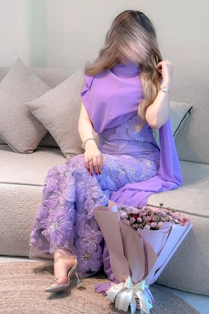 فستان سهره تل المزين بالورود وشال شيفون جورجيت