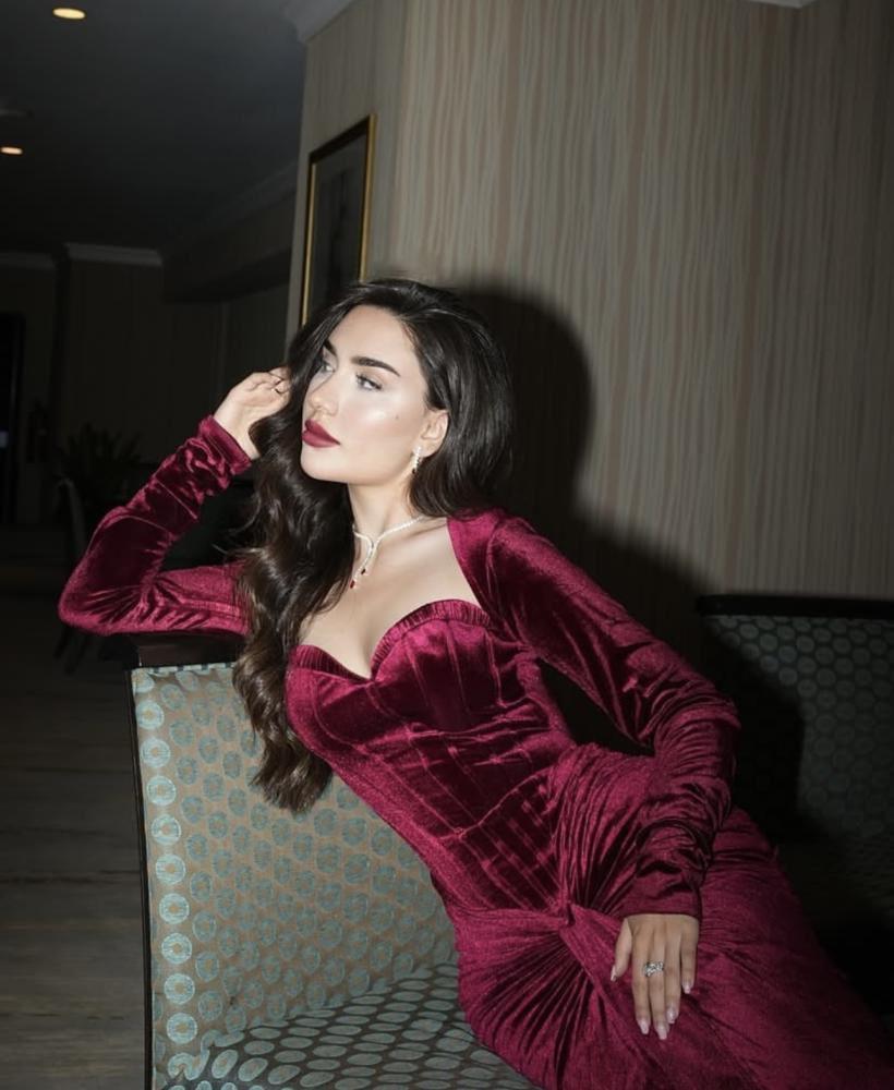 فستان مخمل نعومي المزين بالكسرات