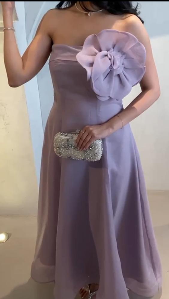 فستان سهره ناعم المزين بالورده البارزه