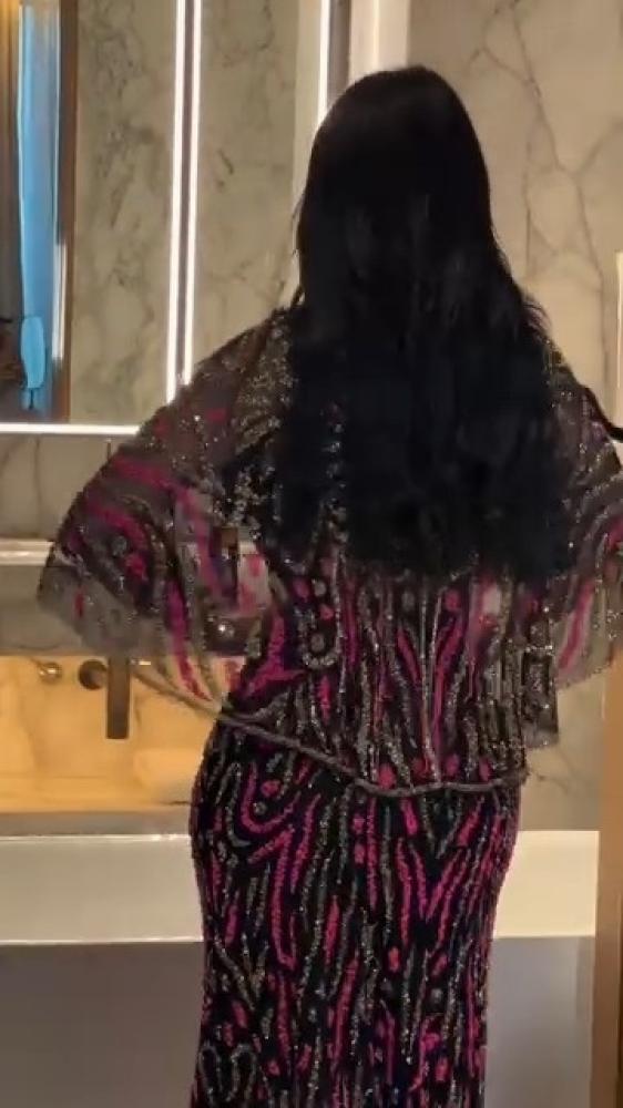 فستان كريب لكرا استرتش وتل مزين بتطريز كمبيوتر وفصوص