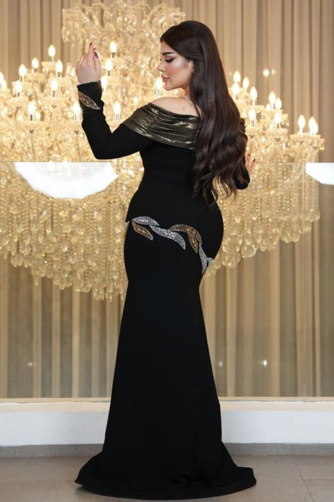 فستان سهره كريب لكراء استرتش المزين بالتطريز اليدوي بشكل انيق ومتناسق