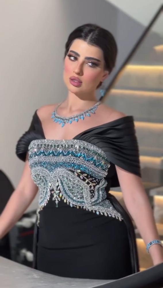 فستان سهره المزين بالكلفه اليدوي الانيقه  والذيل المكسر