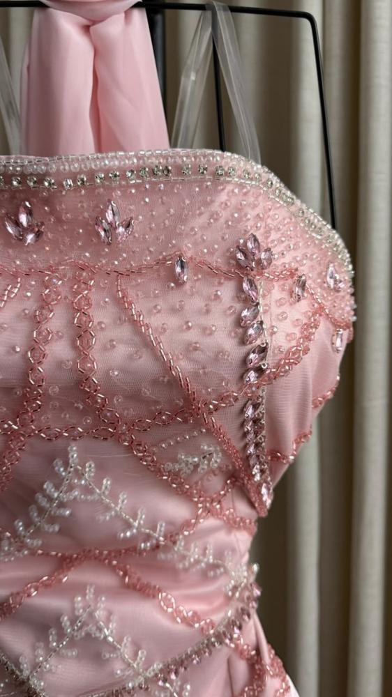 فستان سهره باربي المزين بالتطريز اليدوي مزين بالهدب